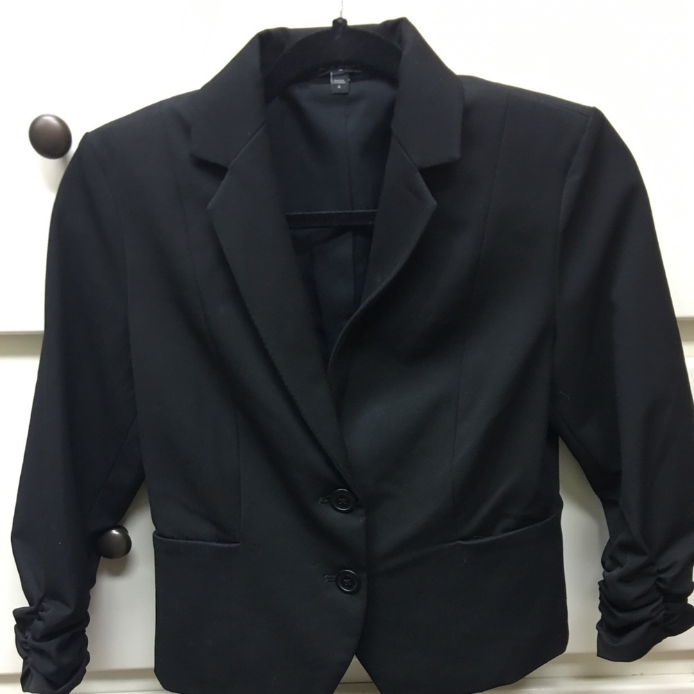 Cropped blazer with ruched sleeves